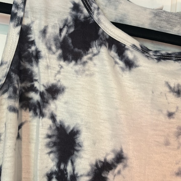 Black and white abstract tank top - Picture 3 of 5